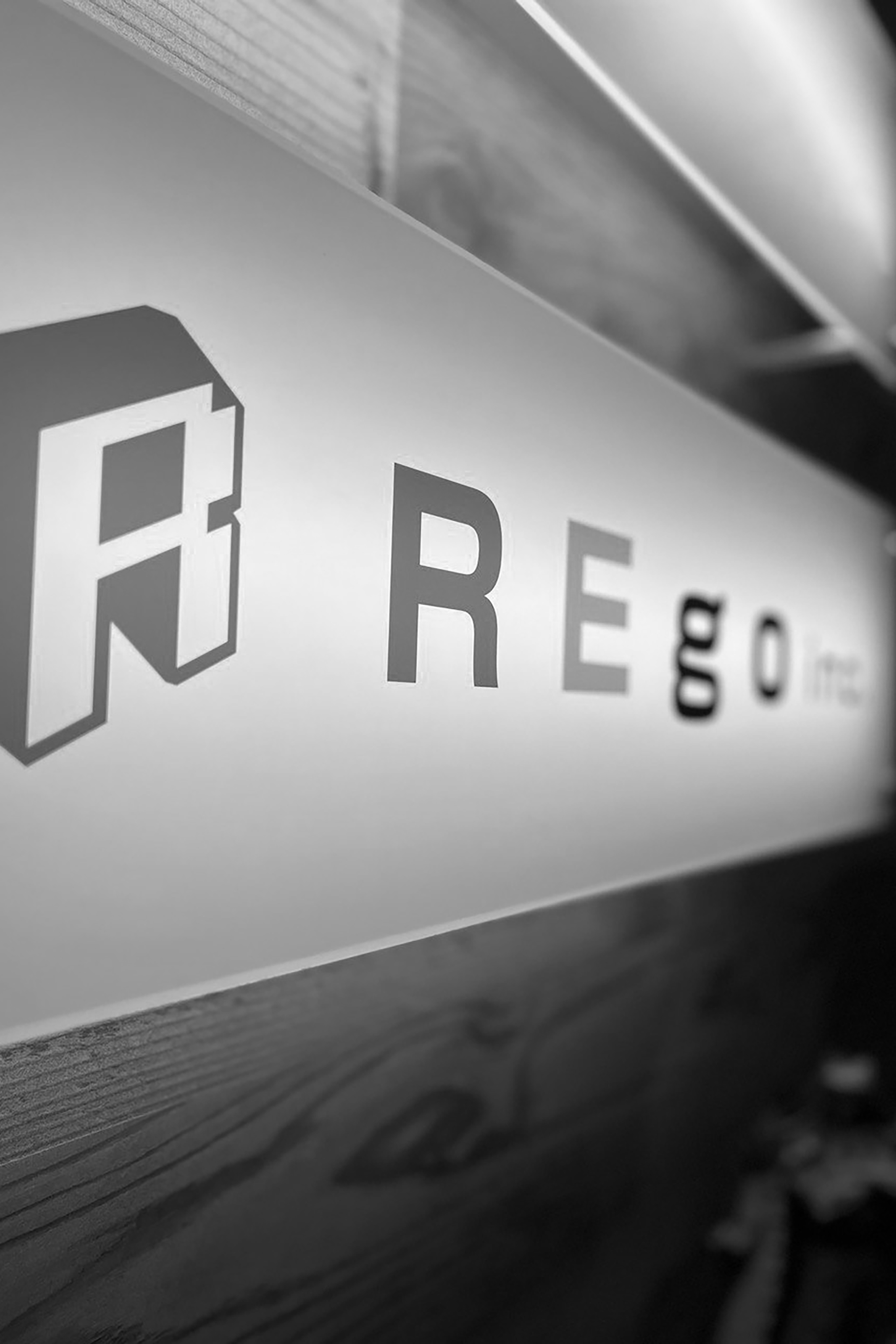 株式会社REgoの入り口に配置された看板の写真