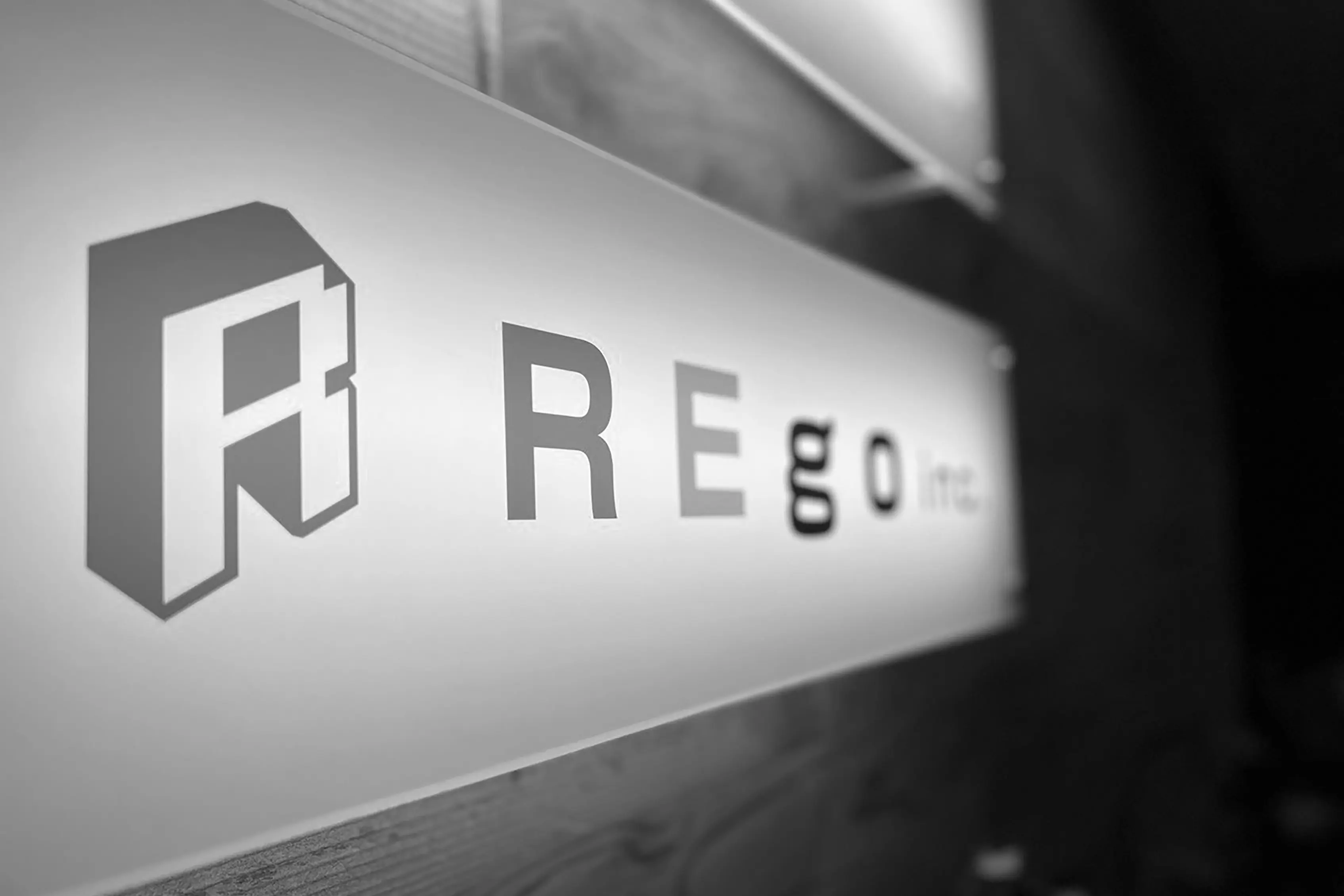 株式会社REgoの入り口に配置された看板の写真